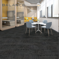 Tapis d'hôtel de luxe PP Nylon Jacquard Tapis de bureau commercial Carreaux de sol en PVC Tapis carré 50x50 25x100