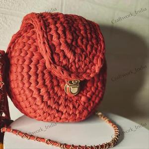 Sac à main en macramé tressé au crochet, motif coquillage, fait main, style bohème, excellente qualité, idéal pour un usage quotidien, disponible à la vente - Product Image 2