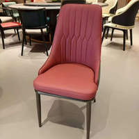 Chaise de salle à manger moderne à blocs de couleur avec rembourrage à fines coutures verticales, pieds métalliques élégants et stables, combinaison de couleurs classiques marron et gris