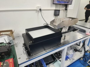 Alimentateur robotisé 3 axes vibrant et flexible à orientation intelligente personnalisable pour l'assemblage d'électronique 3C (prise et placement) - Product Image 2