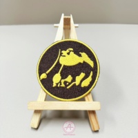 Écusson de chien brodé d'or fait à la main belle conception de lettre de coeur feutre à repasser pour la technique de broderie d'accessoires vestimentaires