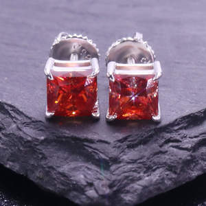 Pendientes de cuarzo con corte princesa cuadrado, chapados en oro y plata, con tachuelas rojas - Product Image 3
