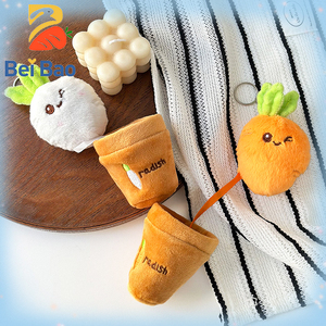 DISPONIBILE Portachiavi Peluche Creativo a Forma di Verdura per Gioco Nascondino, 10cm, Carota e Ravanello Estraibili, Giocattolo di Peluche Pronto per la Spedizione - Product Image 1