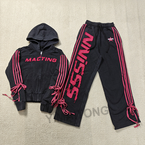 Conjunto de Chándal Personalizado para Mujer con Sudadera con Capucha y Cremallera, Parche Bordado, y Pantalones Acampanados de Sudadera con Lavado Ácido y Efecto Desgastado - Product Image 1