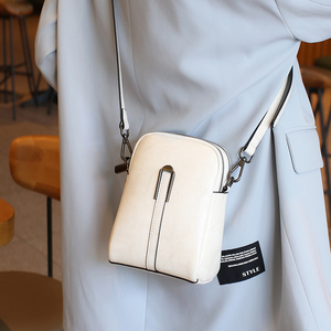 กระเป๋าโทรศัพท์ AndoBag สำหรับผู้หญิง กระเป๋าสะพายข้าง กระเป๋าแฟชั่นลำลอง หนังวัวแท้ กระเป๋าถือขนาดเล็กสำหรับสุภาพสตรี รุ่น 6009 - Product Image 4