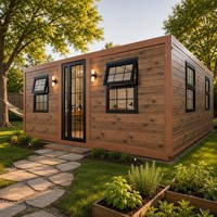 Maison préfabriquée moderne, structure en acier, extérieur imitation bois, maison modulaire portable avec portes en verre