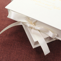 Boîte cadeau d'invitation de mariage minimaliste en velours blanc cassé avec carte en acrylique miroir doré et texte estampé à chaud pour cérémonie de mariage