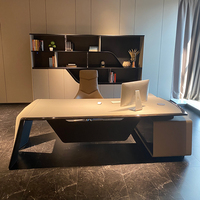 Bureau de direction en cuir luxueux et de haute qualité en forme de L Matériel haut de gamme Bureau de direction du PDG Bureau avec charge sans fil