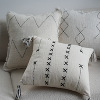 Housse de coussin brodée à la main avec pompon, housse de coussin décorative bohème Wabi-Sabi pour canapé, idéale pour la décoration de la maison