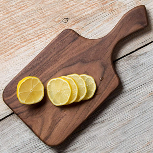 Planche à découper en bois de noyer massif rustique avec poignée ergonomique, trou de suspension, coins arrondis, 2 tailles, pour fruits, fromages et noix - Product Image 4