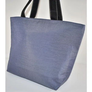 Sac fourre-tout en nylon de grande capacité pour femmes, sac à bandoulière léger et imperméable avec design brodé de cheval et pompon - Product Image 3