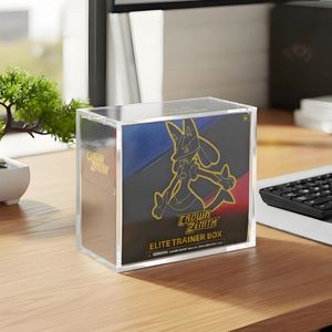 Estuche acrílico para tarjetas con ilustraciones de Charmander y Dragonite para uso en escritorio - Product Image 3