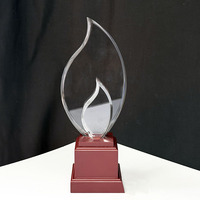 Trophée personnalisé en cristal en forme de larme avec base en bois rouge MH-J0215