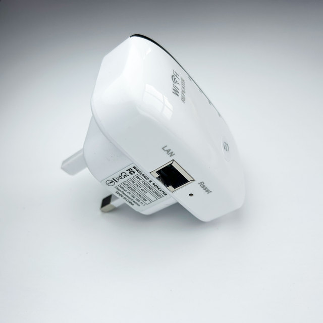 UK Plug Wireless 300mbps Wifi Repeater Range Extender Internet Booster