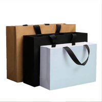 Sacs cadeaux portables de luxe blancs en kraft à motif floral avec poignée en corde de coton, personnalisables numériquement avec logo publicitaire pour emballage de bijoux, en stock