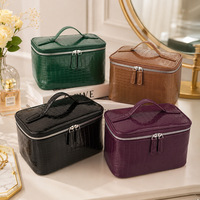 Sac de maquillage en cuir PU personnalisé de luxe, grande capacité, trousse de toilette de voyage, étui à cosmétiques, organiseur en simili peau de crocodile, trousse de toilette