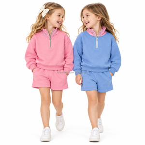 Ensemble deux pièces boutique pour petites filles : Sweat-shirt imprimé personnalisé à demi-zip, manches longues, col à carreaux et short à poches - Product Image 1