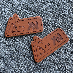 Logo en relief en relief personnalisé étiquettes à repasser sur bagages en cuir PU à coudre sur une étiquette en faux cuir avec oeillet pour vêtements - Product Image 4