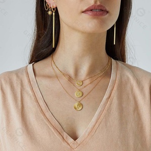 Collar con Colgante de Moneda con Rayos de Sol y Diamante Central Chapado en Oro, Joyería Gemnel en Oferta - Product Image 2