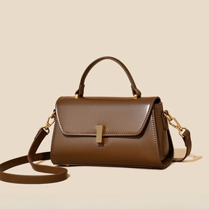 Sac fourre-tout décontracté vintage imperméable pour femme <span class=keywords><strong>avec</strong></span> <span class=keywords><strong>rabat</strong></span> et poignée, sac à bandoulière structuré petit format <span class=keywords><strong>avec</strong></span> fermeture à crochet pour usage quotidien - Product Image 1