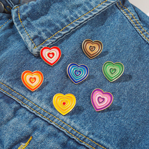Per la <span class=keywords><strong>serie</strong></span> <span class=keywords><strong>amore</strong></span> spilla in lega creativa arcobaleno gradiente a forma di cuore perni di smalto in metallo artigianato accessori all'ingrosso - Product Image 3