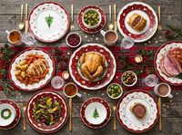 Service de table en céramique rouge Noël 2026 avec motifs sur le thème de Noël et assiettes de présentation à bord doré pour fêtes, banquets, et la maison