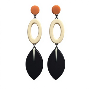 Boucles d'oreilles créoles fantaisie en résine acrylique forme corail, bijoux de luxe pour femme, motif végétal rouge, boucles d'oreilles tendance - Product Image 2