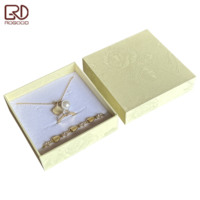 ROGOOD Boîte à bijoux rigide de luxe beige avec motif de roses en relief, papier texturé spécial, 90x90x30mm avec insert en mousse P2254