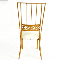 Chaise de luxe en acier doré avec dossier sculpté en filigrane et assise en cuir blanc – Mobilier moderne pour événements