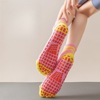Chaussettes de trampoline à poignée Pilates brodées sur mesure OEM pour femmes vêtements de sport marron Neutral Reformer Stock de broderie de printemps