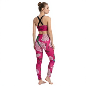 Ensemble de yoga 2 pièces floral avec soutien-gorge de sport à bretelles croisées et leggings taille haute respirants, tenue de sport personnalisable avec motifs - Product Image 1