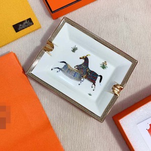 Cendrier en céramique à motif lettres artistiques, style Pop Art vibrant, plateau carré pour cigarettes, pour la décoration moderne de la maison et l'ornement de bureau - Product Image 3