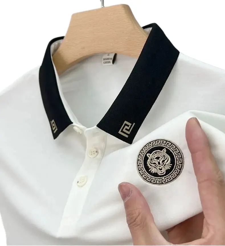 Kaus lengan pendek hitam dan putih pria, T-shirt polo kerah lebar longgar bordir harimau lengan pendek baru musim panas
