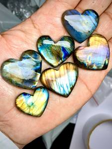 Natural Multi fuego labradorita cabujón negro Arco Iris forma de corazón hermosa piedra preciosa suave para joyería - Product Image 3