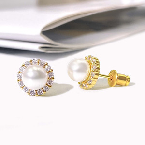 Boucles d'oreilles classiques en or plaqué 18 carats avec zircon cubique et perle pour femmes - Product Image 5