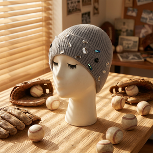 Gorro de Invierno Decorado con Joyas, Gorro de Acrílico con Pedrería, Gorro Personalizado Cálido - Product Image 4