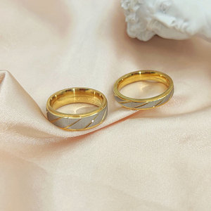 Nhẫn Đôi Bằng Thép Titan 2023 Nhẫn Đôi Vải Chéo Phong Cách Đơn Giản Bằng Thép Titan Màu Vàng Nhẫn Đôi Bán Sỉ Và Tùy Chỉnh - Product Image 5