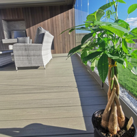 Plancher de terrasse WPC contemporain - Antidérapant, imperméable, grain de bois, écologique, design moderne pour usage extérieur et jardin