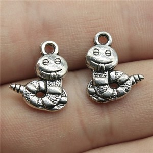 Pendentif Serpent Souriant en Alliage de Zinc Argent Vieilli 16x12mm, Motif Serpent à Cliquet Enroulé, pour Décoration de Lanière d'Éleveur de Reptiles - Product Image 1