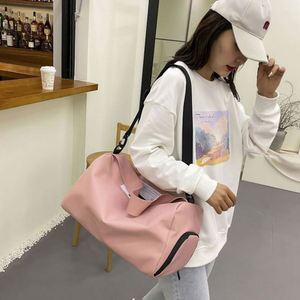 Sac de sport pour femme résistant à l'eau avec logo personnalisé, compartiment à chaussures, sac de sport pour entraînement physique - Product Image 2