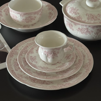 Ensemble de tasses et d'assiettes en céramique à imprimé floral rose européen avec un design en dentelle en relief, ensemble d'assiettes à dîner vintage pour mariage