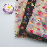 Tissu de tulle multicolore à petites fleurs Tissu de maille coloré à fleurs 100% Tissu de polyester pour robe d'enfants