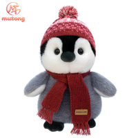 Peluche pingouin mignon en gros avec bonnet et écharpe tricotés, jouet en coton PP doux, poupée en peluche pour cadeau d'enfant et décoration intérieure
