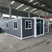 Villa modulaire préfabriquée à double aile en bois foncé extensible avec double porte vitrée pour les vacances
