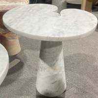 Table basse en marbre naturel avec base sphérique, table ronde en pierre artisanale sur mesure pour un espace de vie moderne