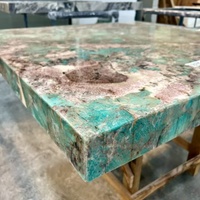 Table basse en marbre vert naturel, design moderne et luxueux, finition polie, mobilier de maison, salon, villa, appartement, aménagement