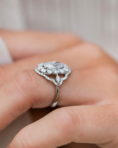 Bague de fiançailles vintage en diamant de laboratoire taille ovale avec halo, style alliance unique, plaqué rhodium, luxe - Product Image 4