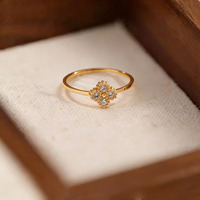 Bague Minimaliste Trèfle à Quatre Feuilles Porte-Bonheur en Acier Inoxydable Plaqué Or 18K pour Femme, Légère, Inaltérable, Design de Luxe Niche, Idéale pour les Fêtes
