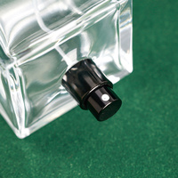 Bouteilles de parfum en verre cube de couleur personnalisée de 30ml 50ml 100ml tailles avec bouchon carré en bois et joint de pulvérisateur à pompe