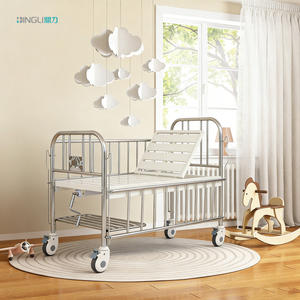 Lit d'hôpital pédiatrique manuel à 2 manivelles en acier inoxydable avec barrières de sécurité et étagère de rangement pour enfants - Product Image 1